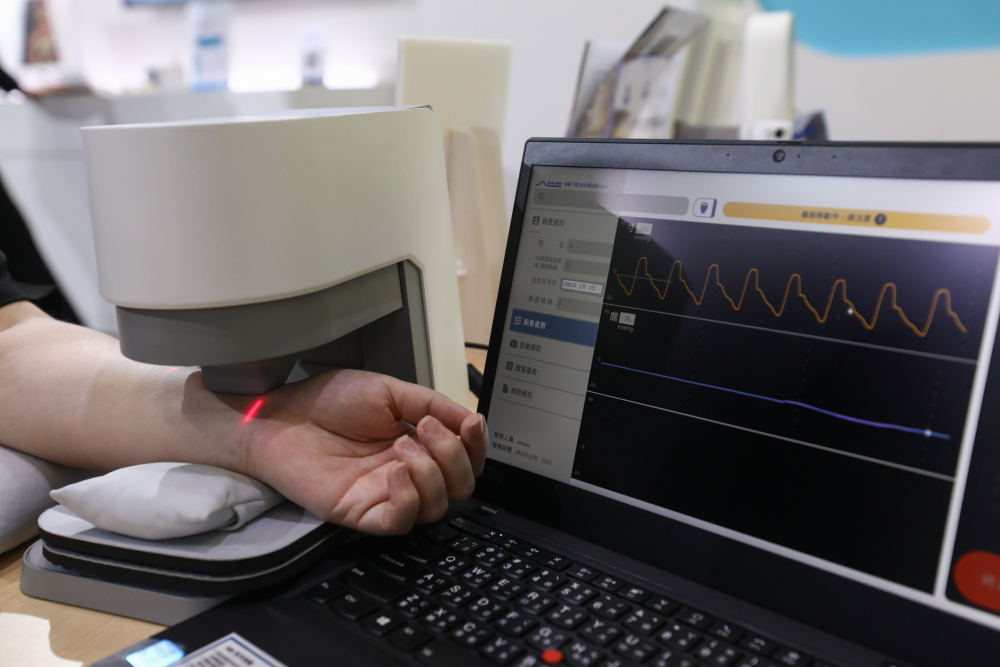 9001cc 以诚为本耘康脈象檢測系統透過電腦精準控制升降系統，還原中醫師三指把脈過程的舉、按、尋手法，將脈象感受轉化成數據，未來可結合大數據分析，實現智慧醫療及準確性